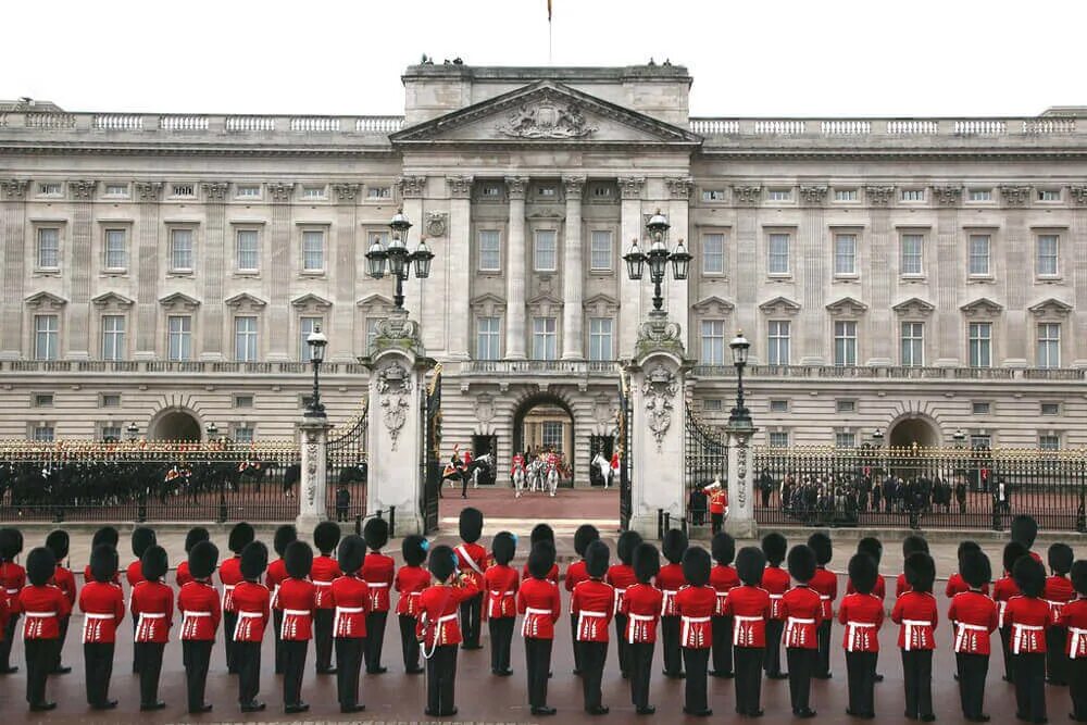 The queen lives in a big. Гвардейцы Букингемского дворца. Королева в Букингемском Дворце.