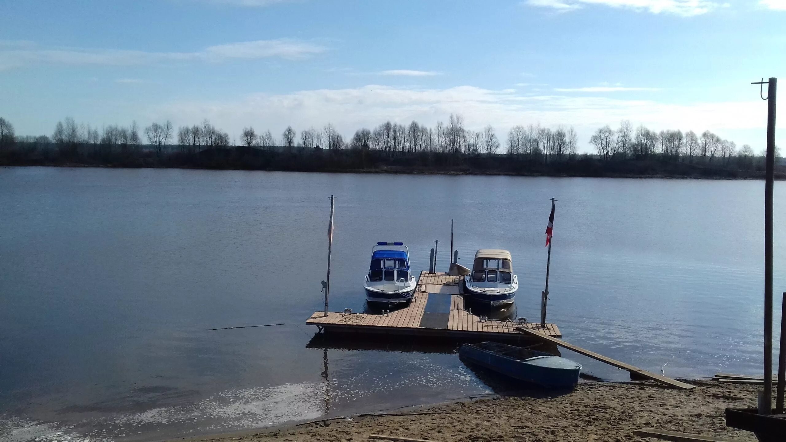 Уровень воды в каме на сегодня сарапул. Катер на река Кама. Воложка Сарапул. Река Воложка Дзержинск. Река Кама уровень воды Сарапул.