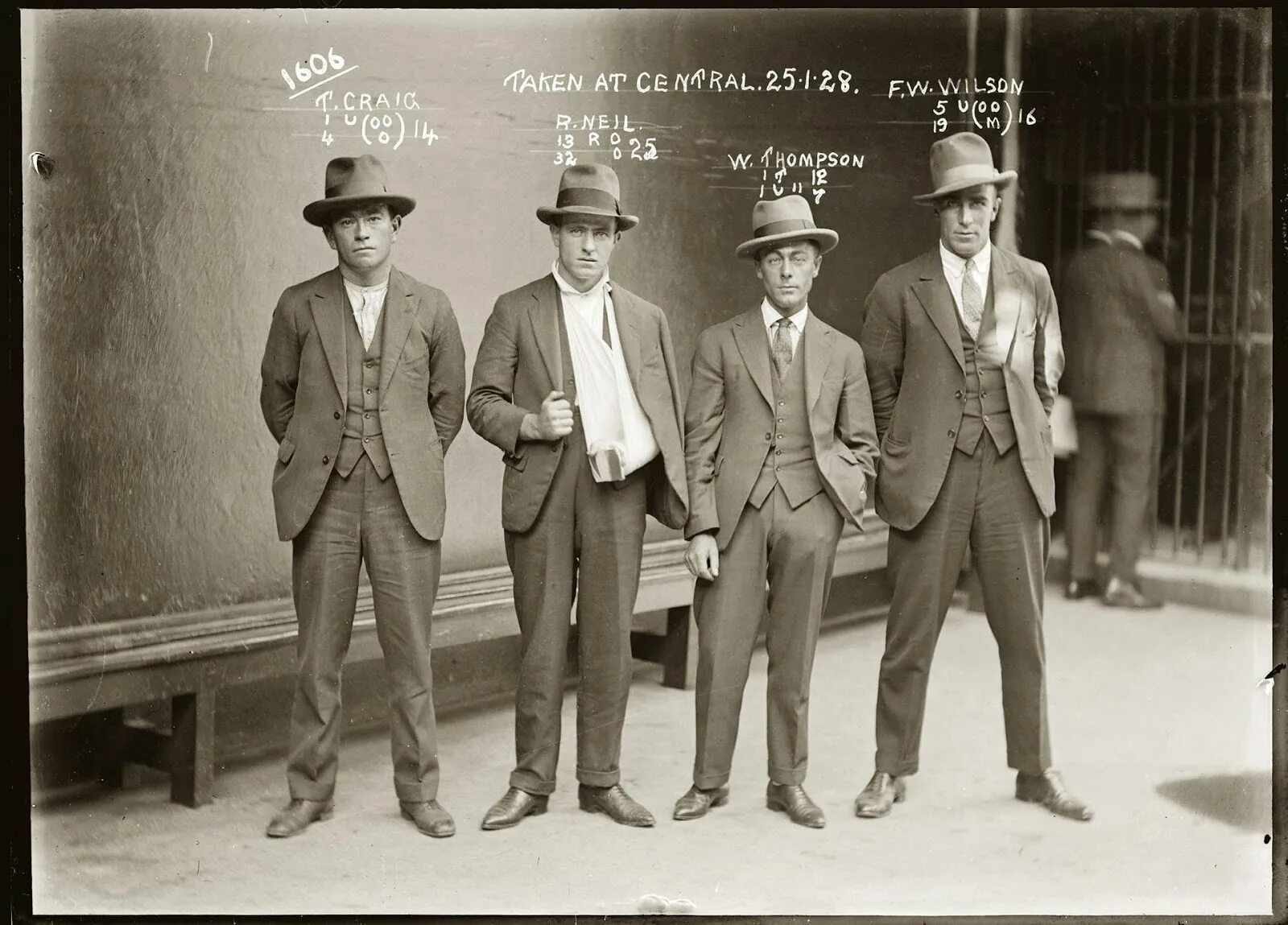 Люди 1920 х годов вопреки утопии. Гангстеры Чикаго 30-х. Американские гангстеры 20 века. Гангстеры США 30е. Фотографии американских гангстеров начала 20 века.