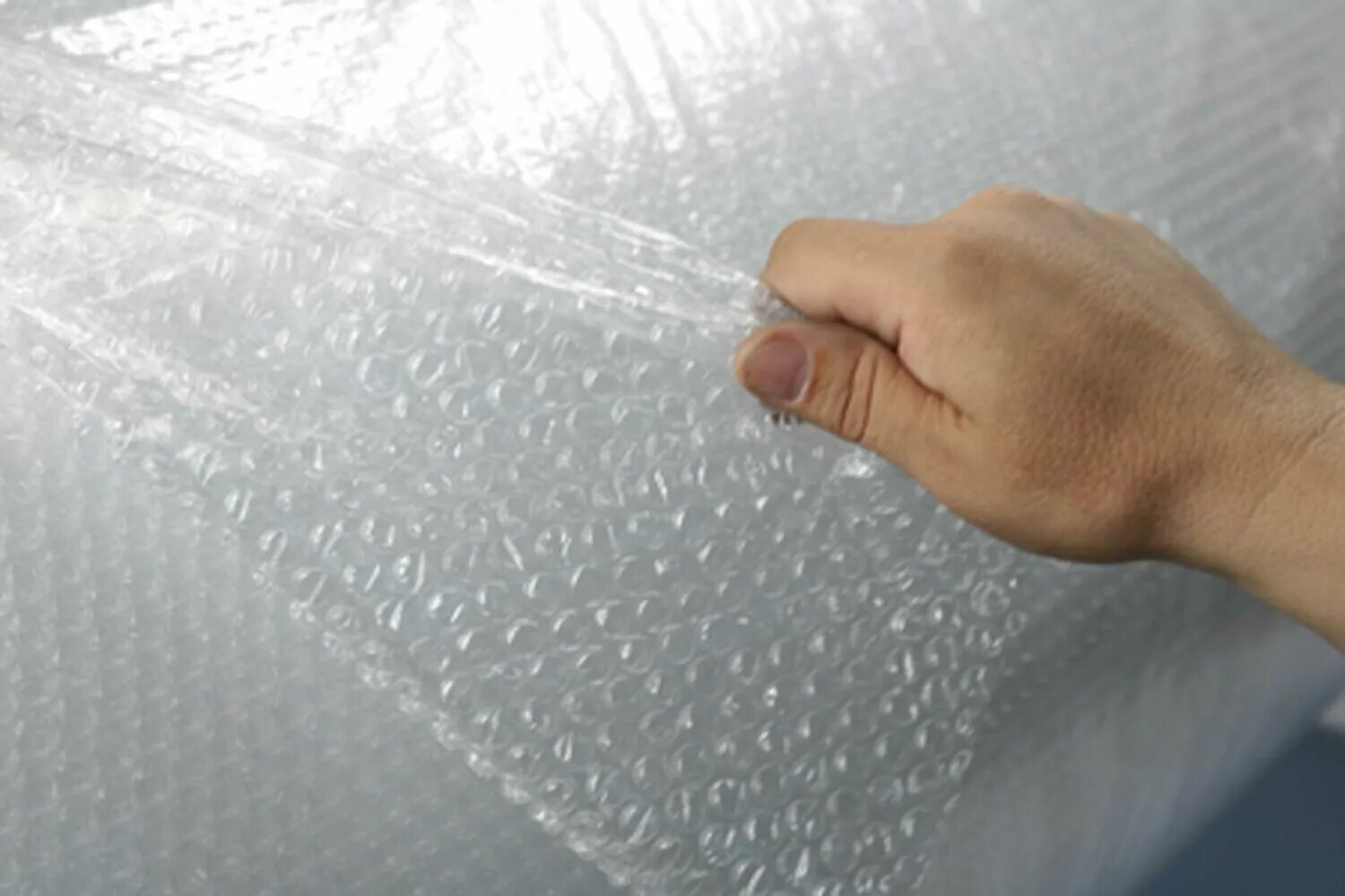 Воздушно пузырчатая пленка трехслойная т75. Пленка с пупырышками. Пузырчатая пленка. Пупырчатая пленка как называется. Пленка воздушно-пупырчатая 1,2*100м.