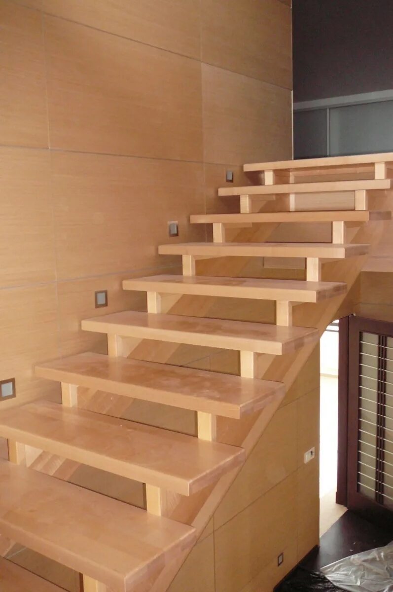 Деревянная лестница. Лестница на второй. Лестница на второй этаж. Лестница деревянная на второй. Построить лестницу своими руками