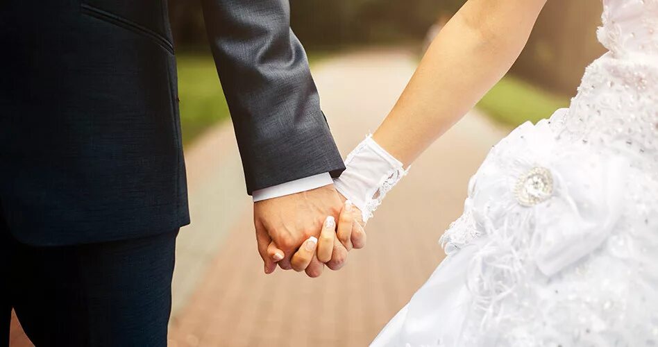 Вступление в брак в 14. Жених и невеста держатся за руки. Брак. Молодожены. Молодожены держатся за руки.