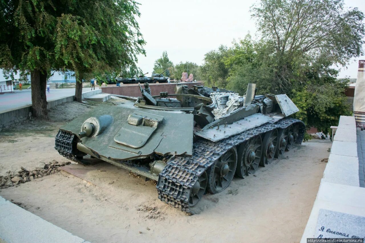 Музей сталинградской битвы в волгограде. Танк т-34 на площади дзержинского волгоград. Музей военной техники в волгограде. Музей сталинградской битвы. Выставка военной техники в волгограде.