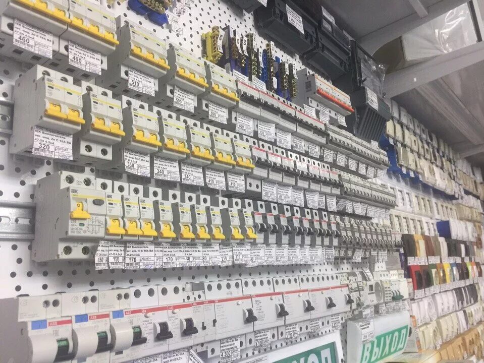 электротехническое оборудование. магазин электрики. склад электрика. электро магазин. склад электротоваров.