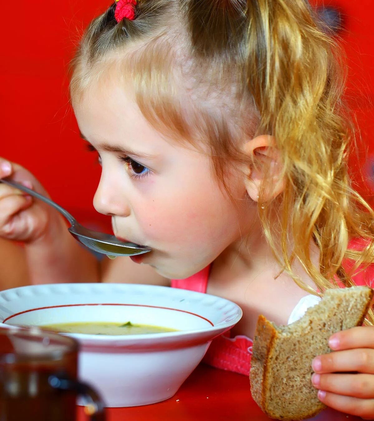 Покажи где едят. Ребенок ест суп. Девочка обедает. Девочка кушает. Дети обедают.