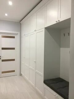 Прихожая до потолка с распашными дверями