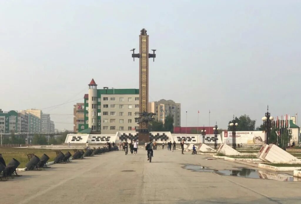 Якутия площадь в кв. Площадь орджоникидзе якутск памятник. Якутск столица республики саха. Площадь победы якутск. Статуя ленина в якутске.