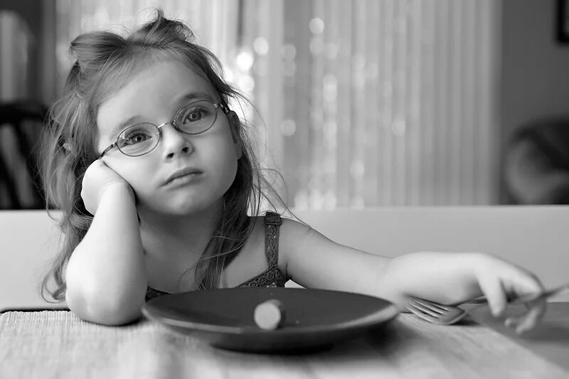 Грустные фото. Скука эмоция. Эмоции скучаю. Серьезная девочка. Грустные фото.