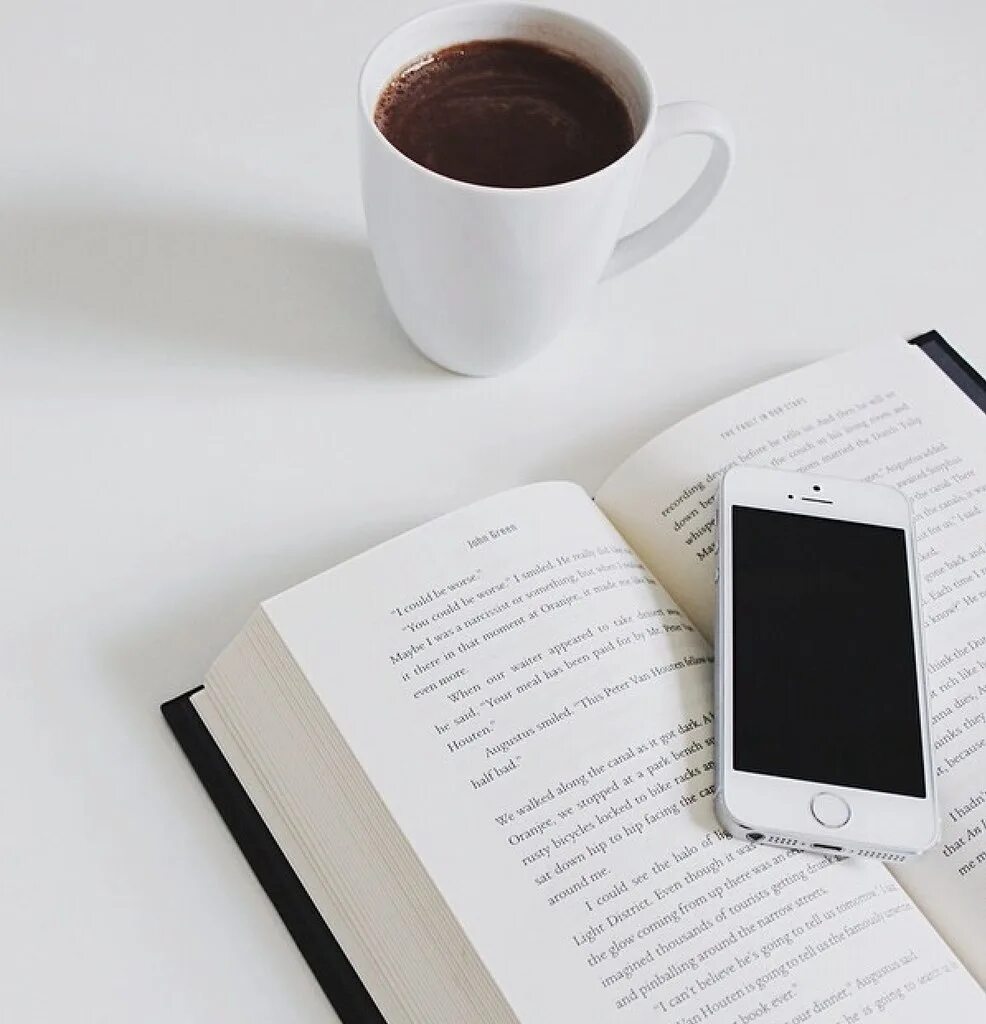 Электронный. Amazon kindle app. Электронная книга. Читалка ibooks. Чтение книг на iphone.