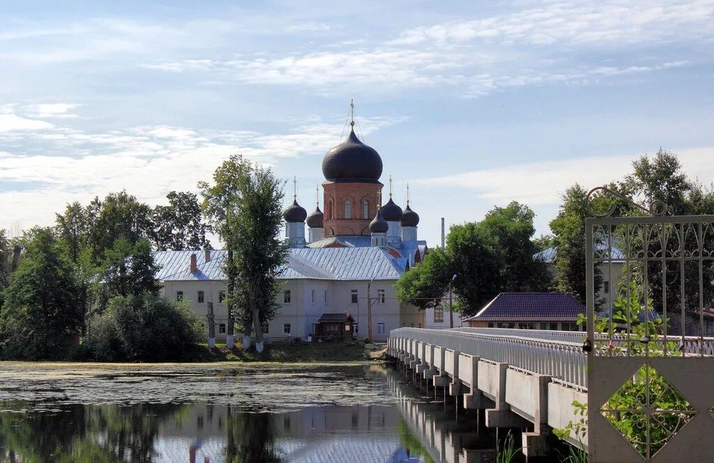 Свято введенский женский монастырь псковская. Введенский монастырь Покров. Свято-Введенский островной монастырь. Введенский Островский монастырь. Свято-Введенский монастырь Иваново.