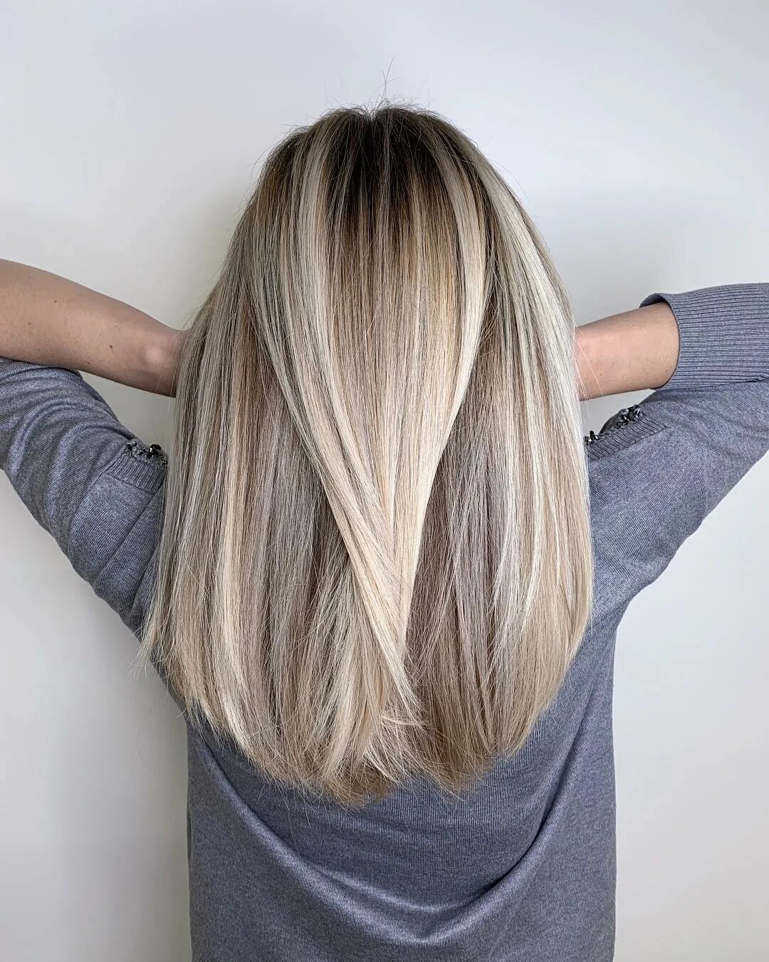 Светло русый цвет волос однотонный. Светло русое окрашивание однотонное. Сложное окрашивание волос. Модный цвет волос 2021. Русый 2022.