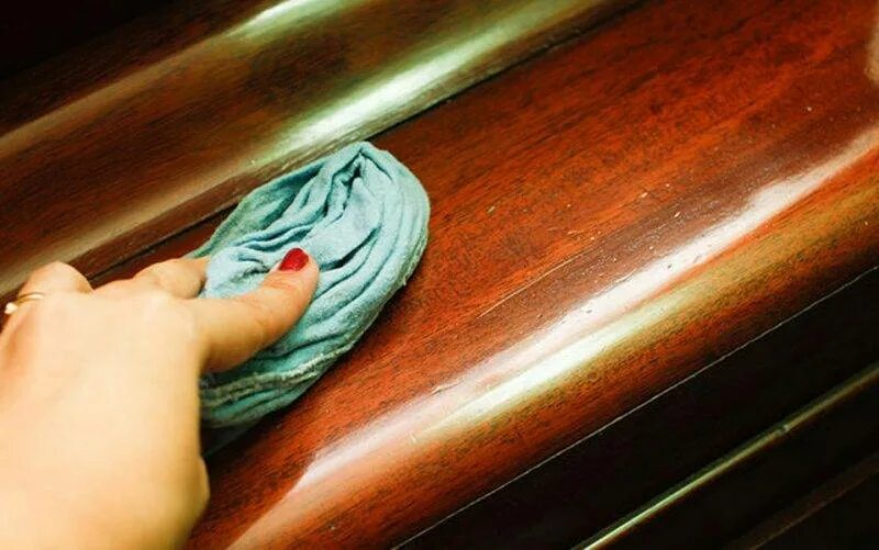 Как убрать царапины со стола. Царапины на мебели. царапины на деревянной мебели. царапины на лакированной мебели. полируем царапины на мебели.