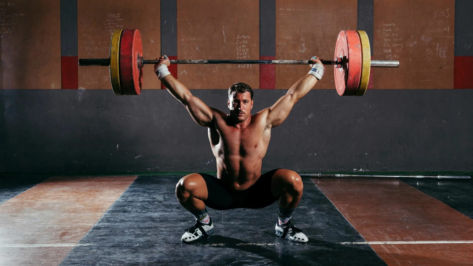 тяжелоатлет. тяжелоатлет евгений чигишев. штангист со штангой. физические качества в тяжелой атлетике. Lu xiaojun тяжелая атлетика.