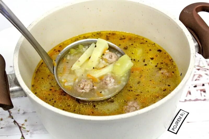 Суп с фрикадельками. Суп с рисом. Суп с мясом и картошкой. Суп с фрикадельками и рисом. Суп из фарша с рисом и картошкой