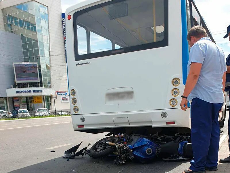 Новости белгород 1 сегодня последние. Мотоцикл врезался в автобус.