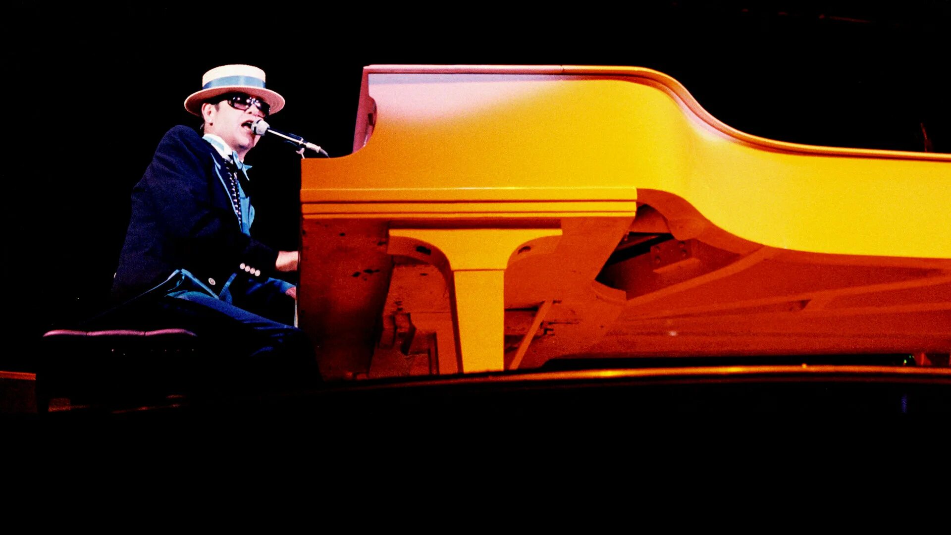 Elton john rock. Элтон Джон пианино. Elton John Glam Rock.