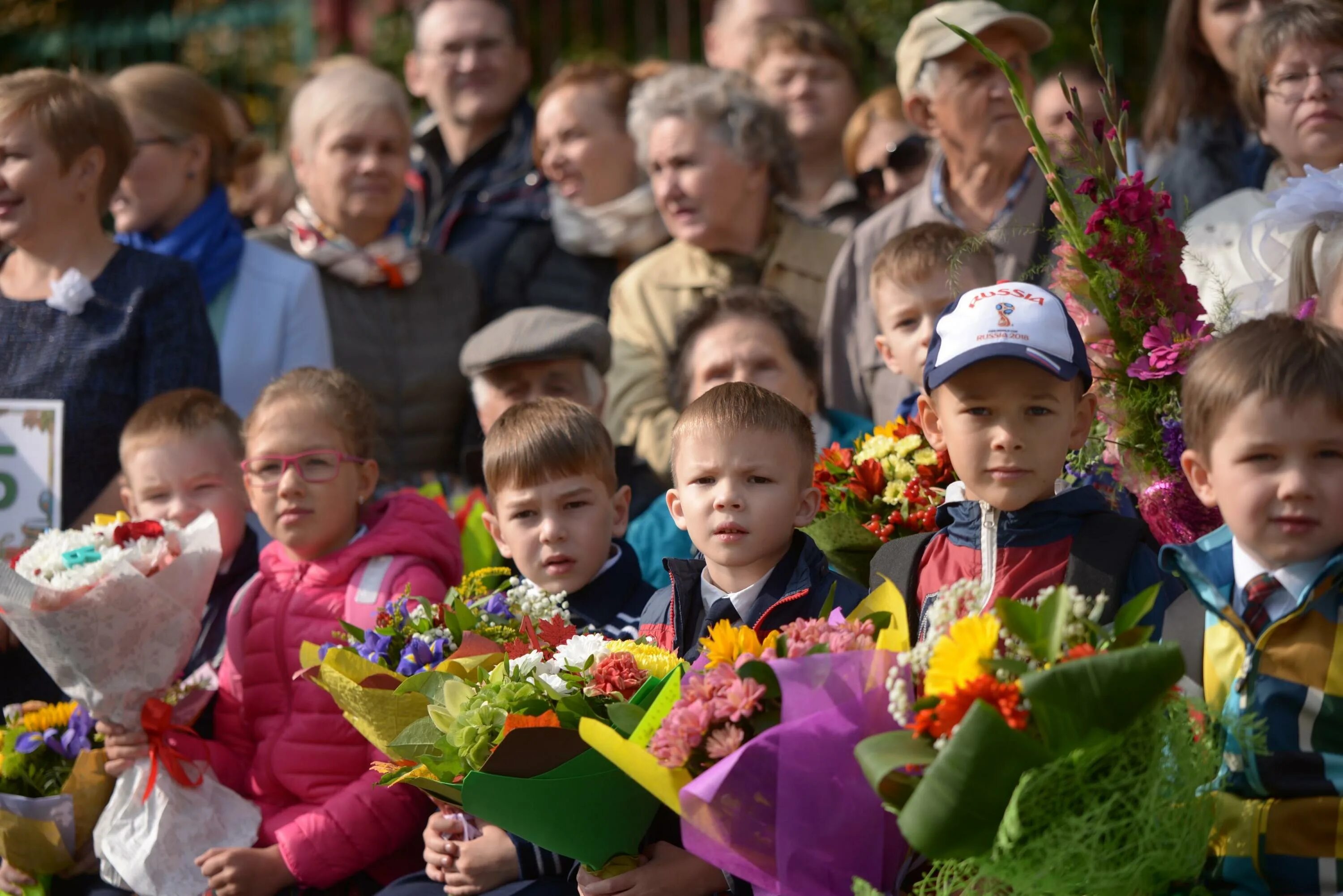 Перенесли ли первое сентября. Букет на 1 сентября мальчику. Первоклассники на линейке. 23 школа владивосток фото. Перенесли ли первое сентября.