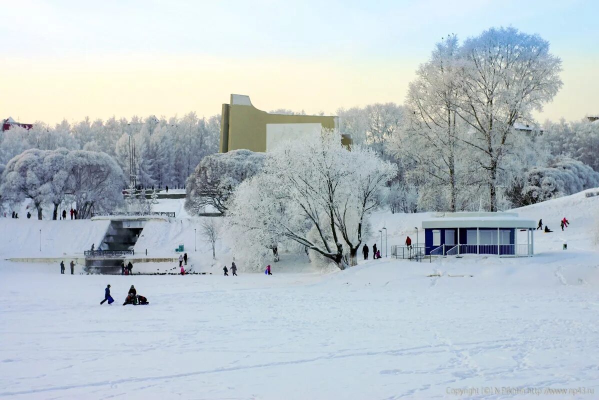 ночной киров зимой 2022. парк кирова в кирове зимой. киров ротонда зимой. александровский сад киров ротонда зимой. парк киров зимой ротонда.