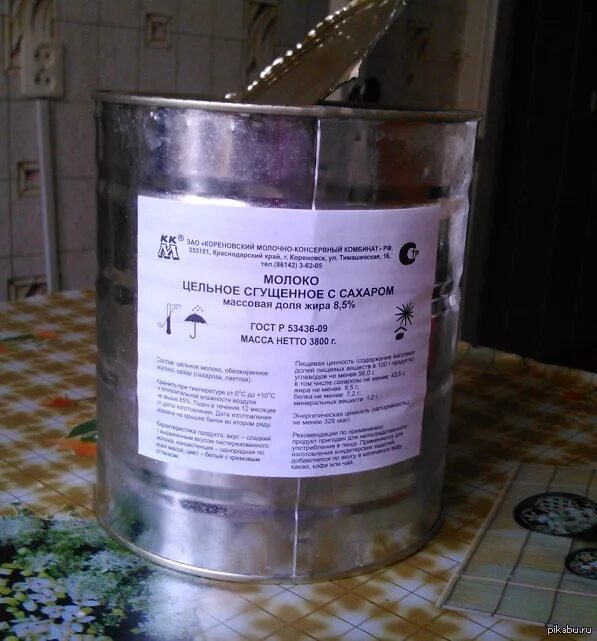 В банке 5 литров молока. Сгущенное молоко в больших банках. сгущенное молоко в большой банке. сгущенное молоко в трехлитровой банке. большая банка сгущенного молока.