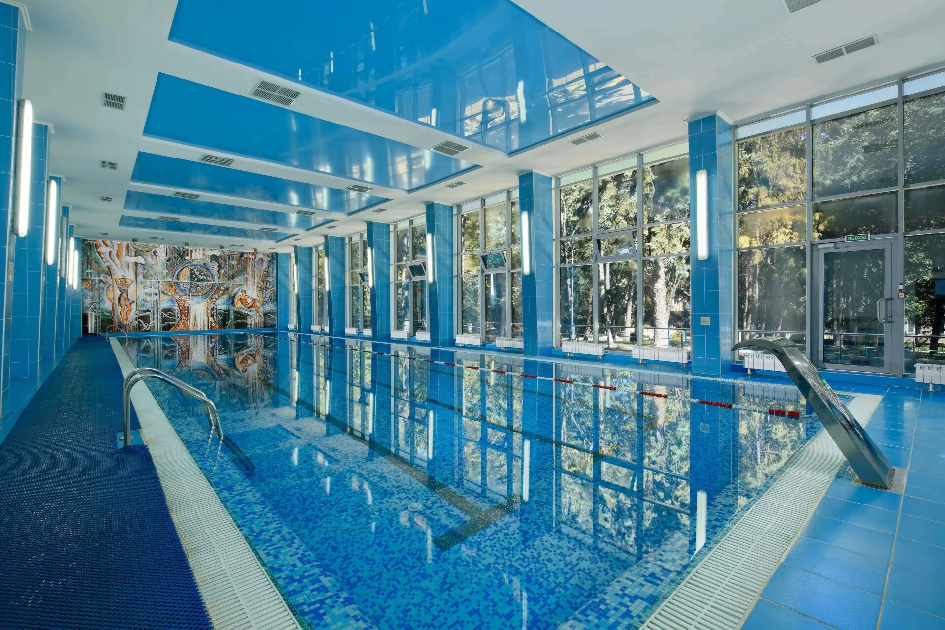 Спорткомплекс акватория зил. Колизей севастополь любимовка. На территории есть бассейн. Бассейны контек. Территория фитнеса люберцы бассейн.