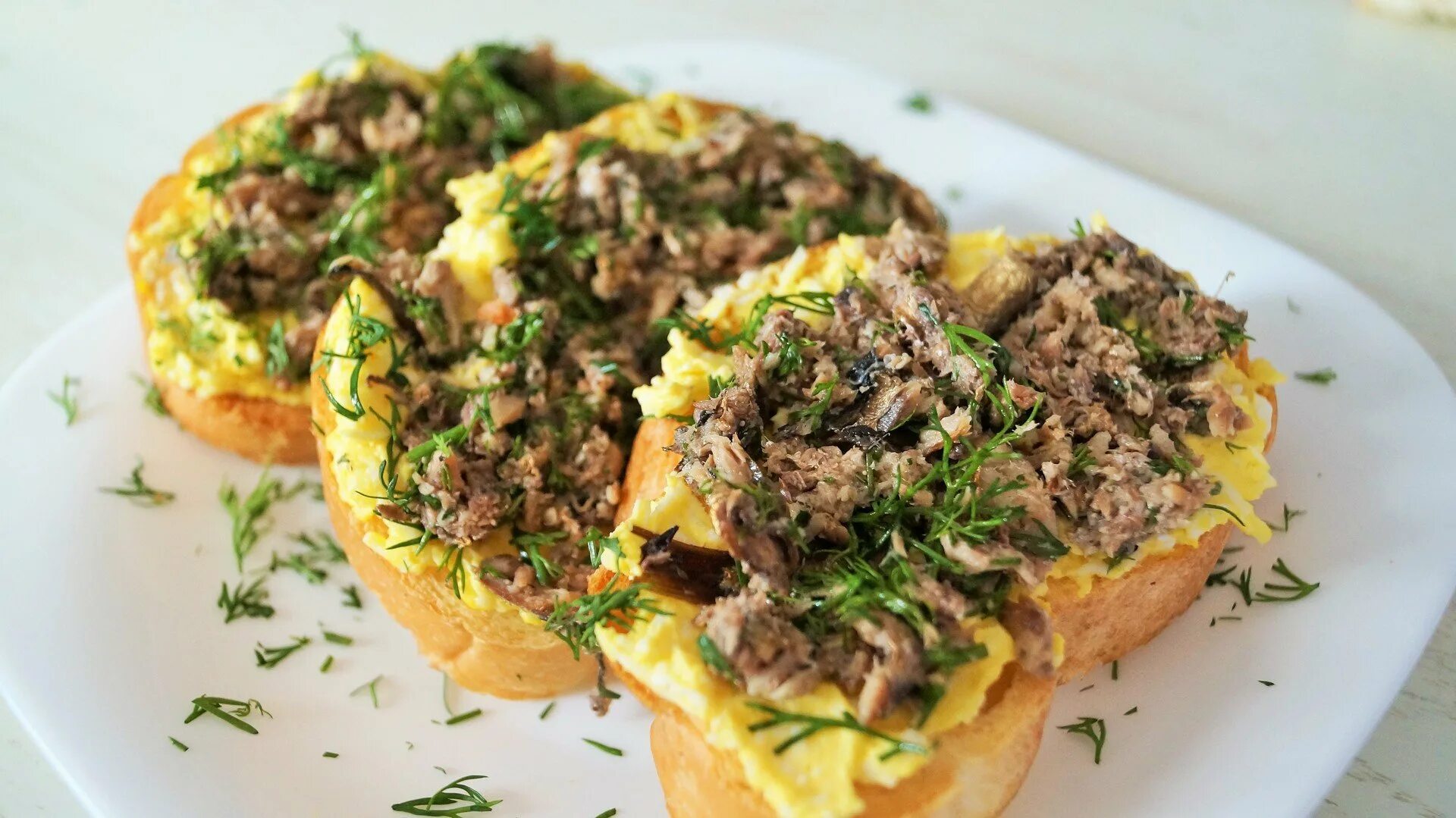 бутер с печенью трески и яйцом. шпротная намазка паштет. бутерброд с паштетом и яйцом. бутерброды с паштетом и сыром. бутерброд с паштетом и яйцом.