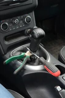 Снять рычаг переключения