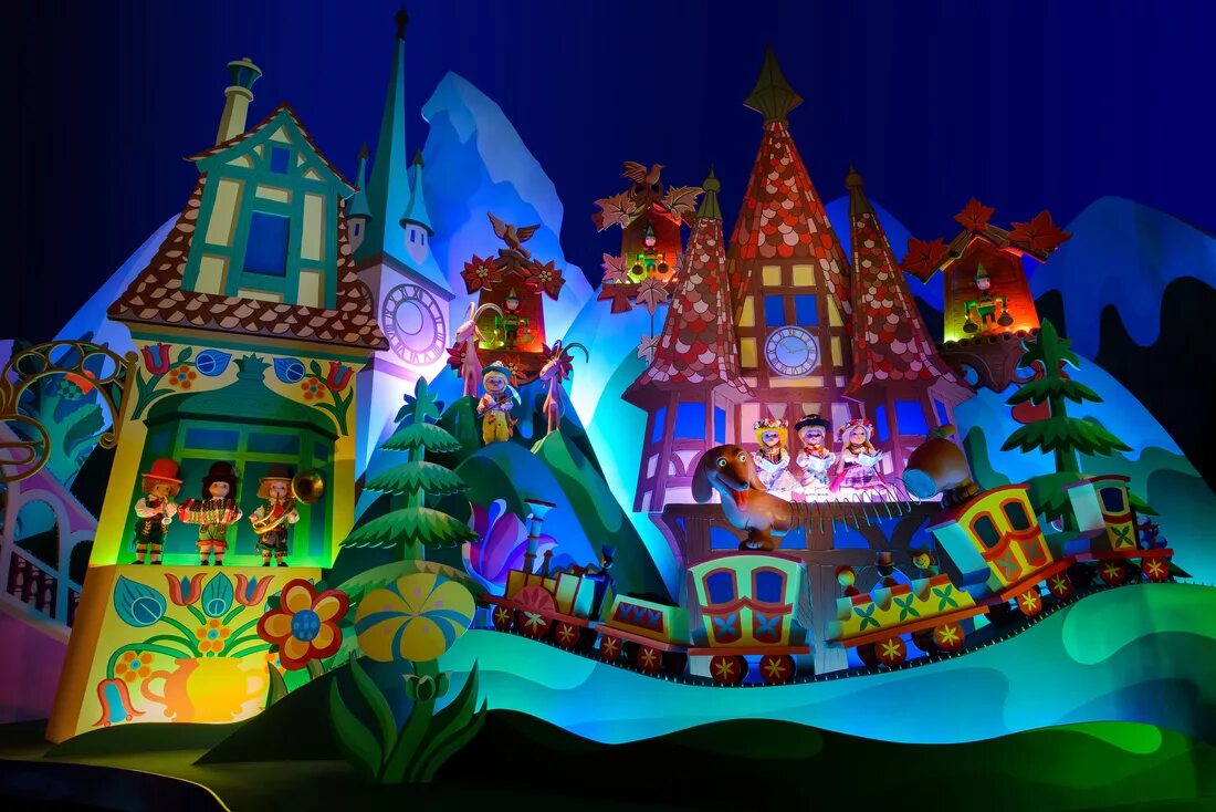 «Маленький мир» (it’s a small World) Диснейленд. It’s a small World Диснейленд Париж. Аттракцион Диснейленд Париж small World. Диснейленд декорация.