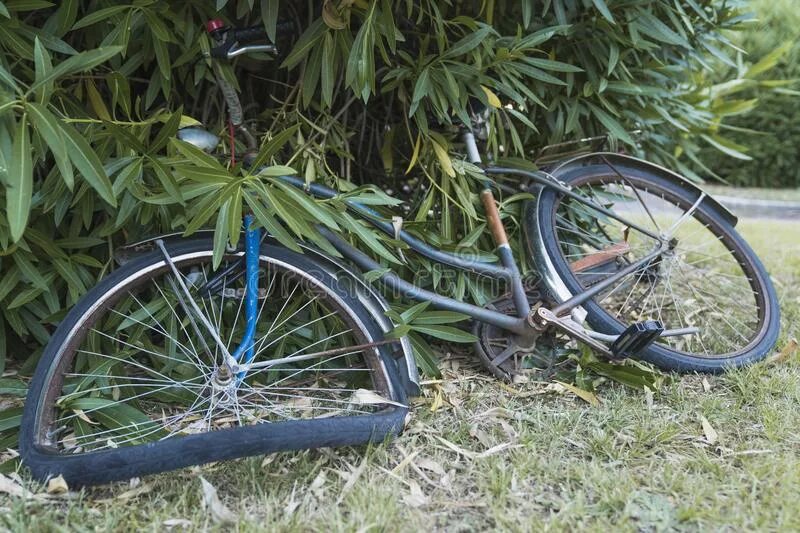 Разбитый велосипед. Поломанный велосипед. Старый сломаныйвелосипед. Велосипед сломался.