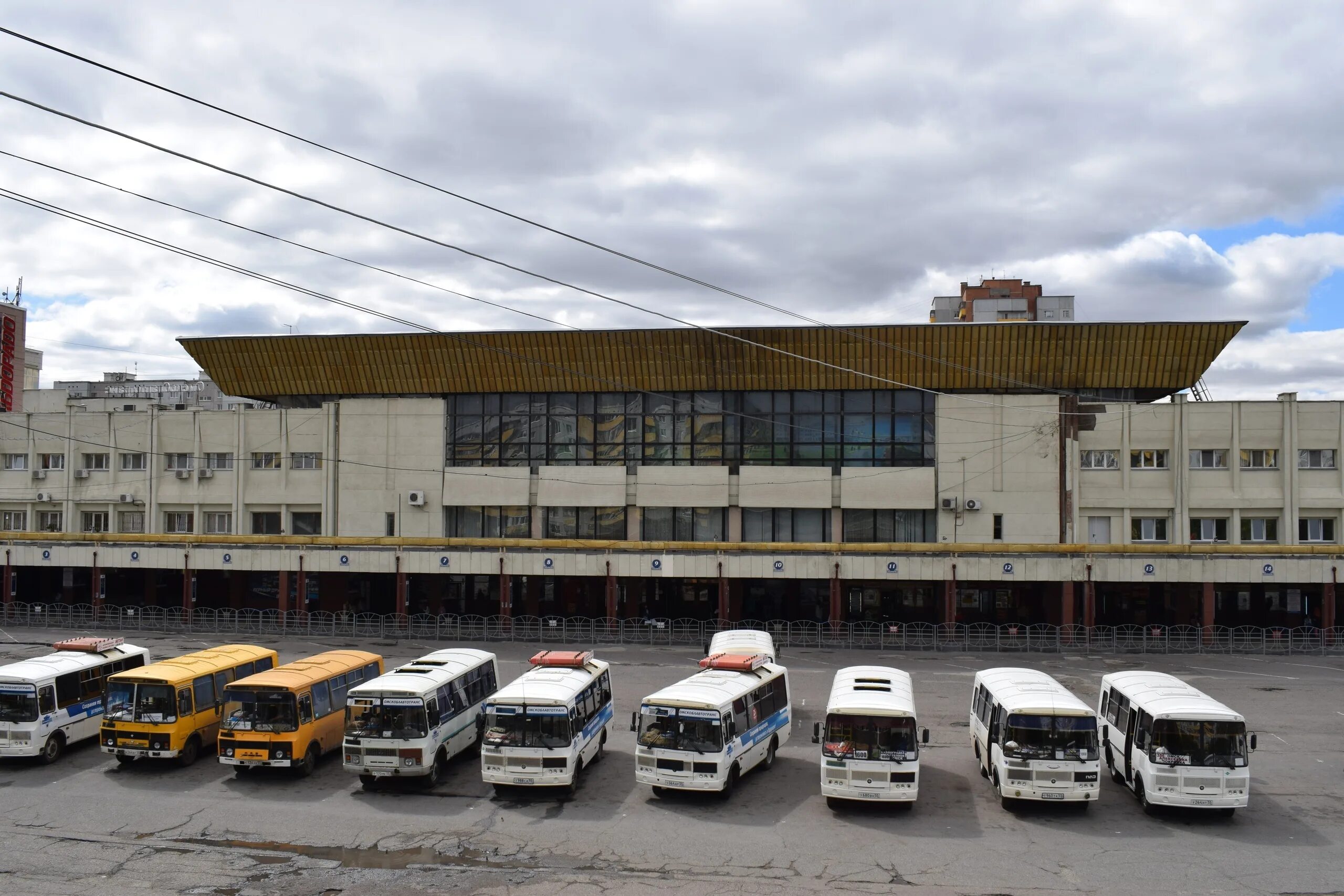 Автобусы Омск Омскоблавтотранс. В Омске автовокзал автовокзал. Автовокзал Омск платформы. Омский автовокзал автобусы.