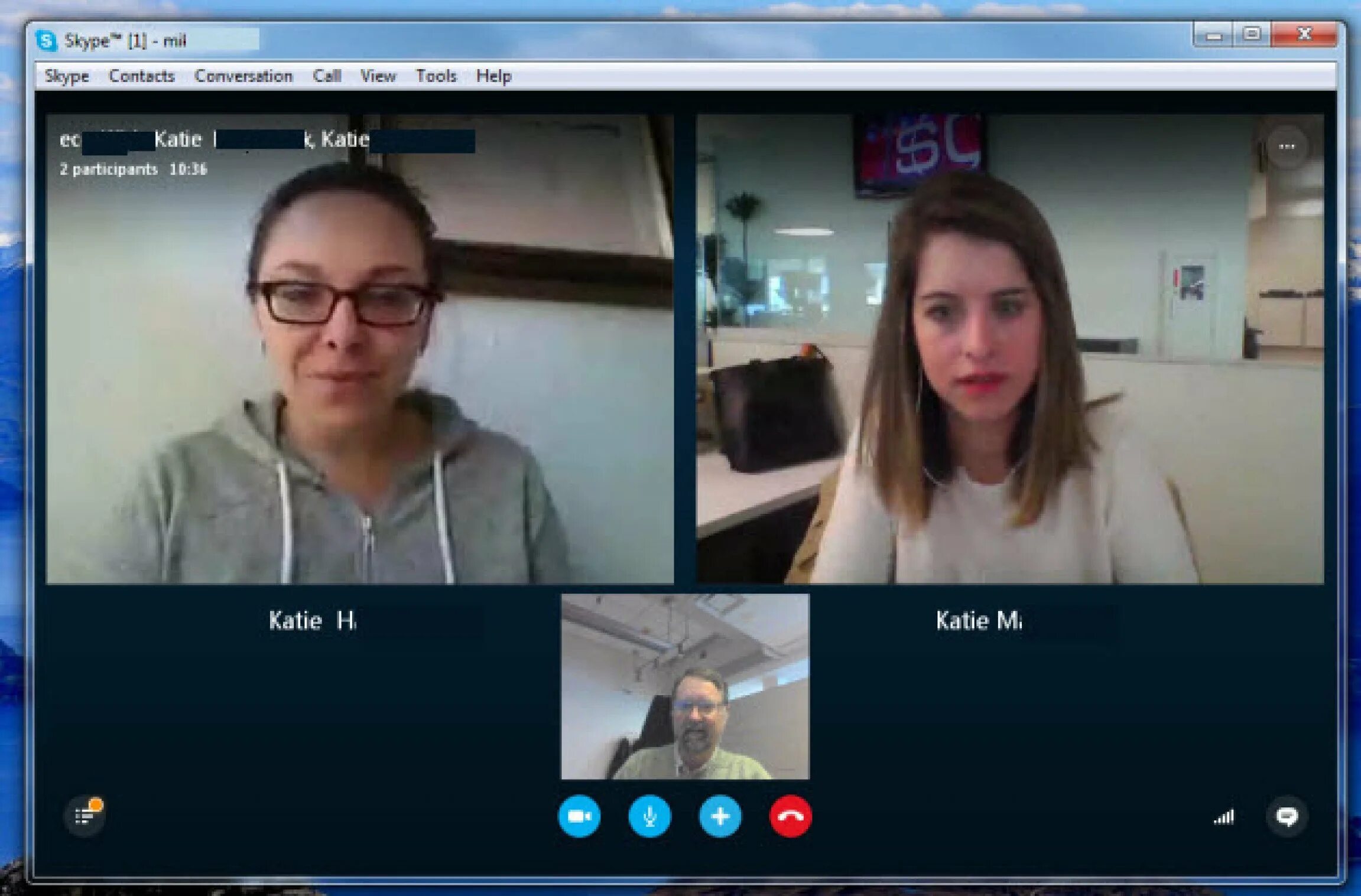 Женщины показывают по скайпу. Общение по веб камере. Скайп скрин. Skype фото. Skype видеозвонок.