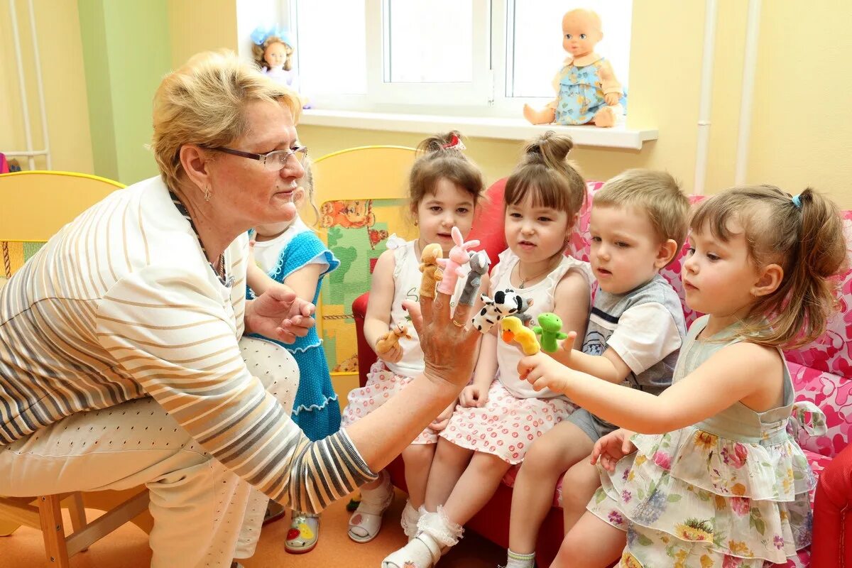 Помощник воспитателя в частный сад. Воспитатель. воспитатель детского сада. воспитатель в саду. дети в детском саду.