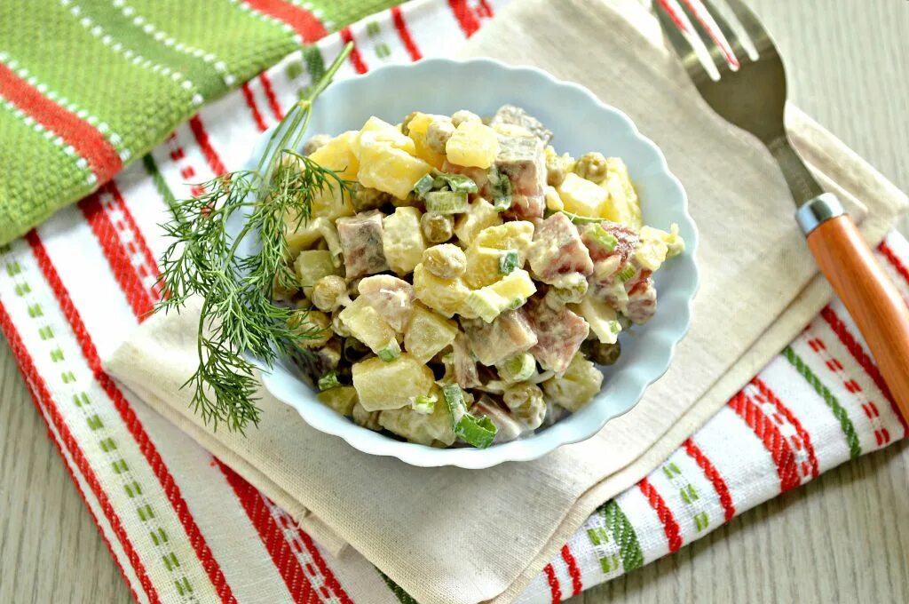 Рецепт салат курица горошек. Салат. Салат с горошком и картофелем. Салат из селёдки с картошкой. Салат картофельный с зеленым горошком.
