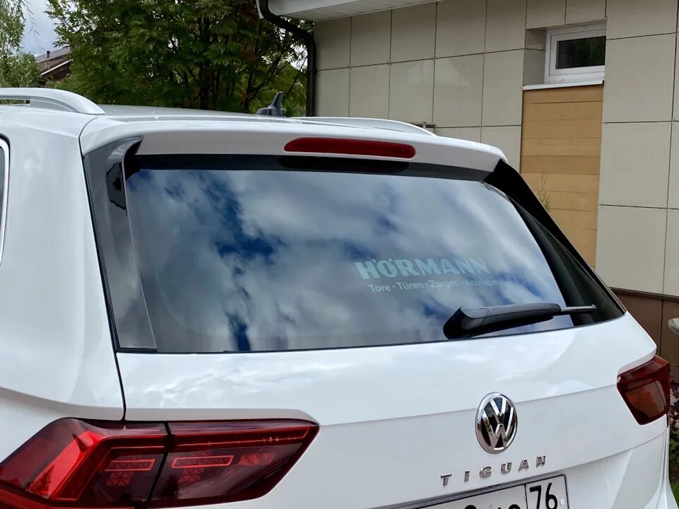Тигуан заднее стекло. Спойлер vw tiguan 2. спойлер tiguan 1. спойлер на заднее стекло тигуан 2.