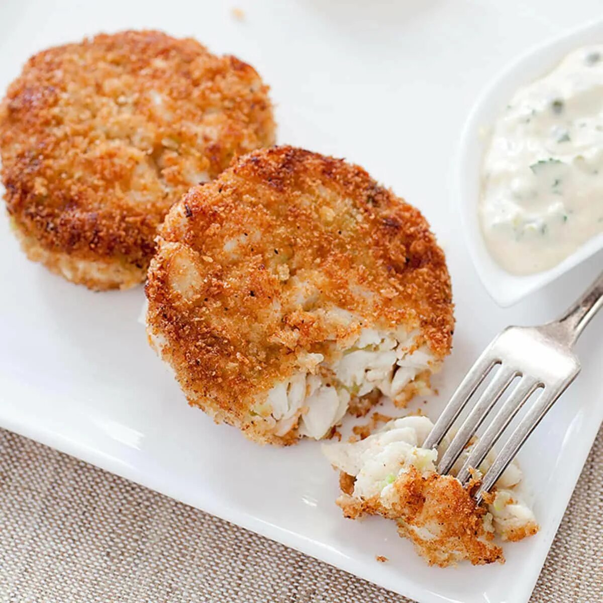Крабовый кейк. Краб кейк. крабовые кейки. крабкейк закуска. fried calamari.
