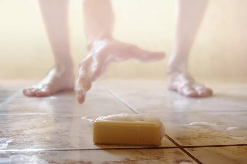 девушка уронила мыло в ванной