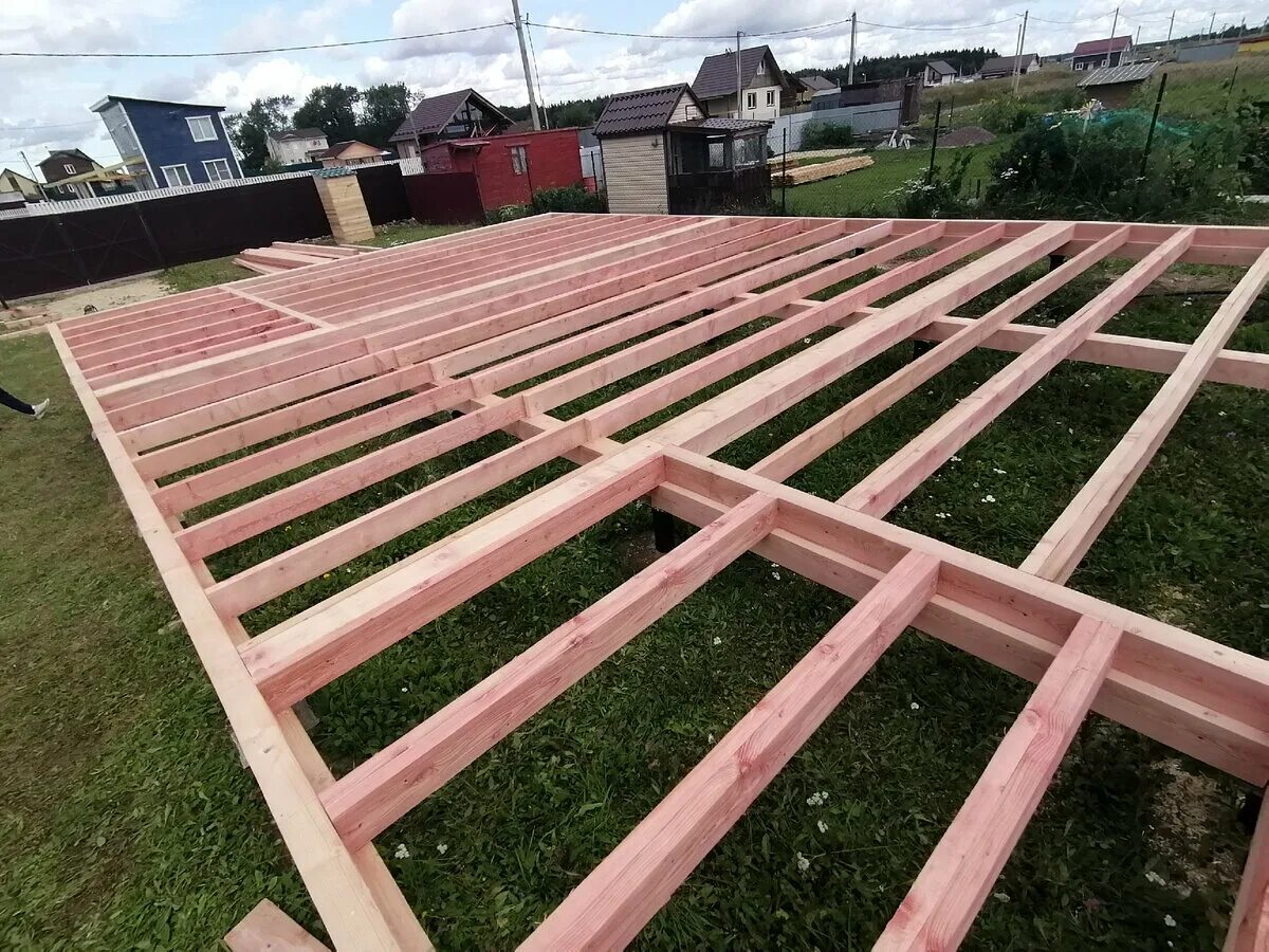 Каркасный дом на сваях. Обвязка фундамента брусом 100х100. Стык обвязочного бруса 150х150. Брус 150х100 лаги половые. Лаги для пола из доски 50х150.