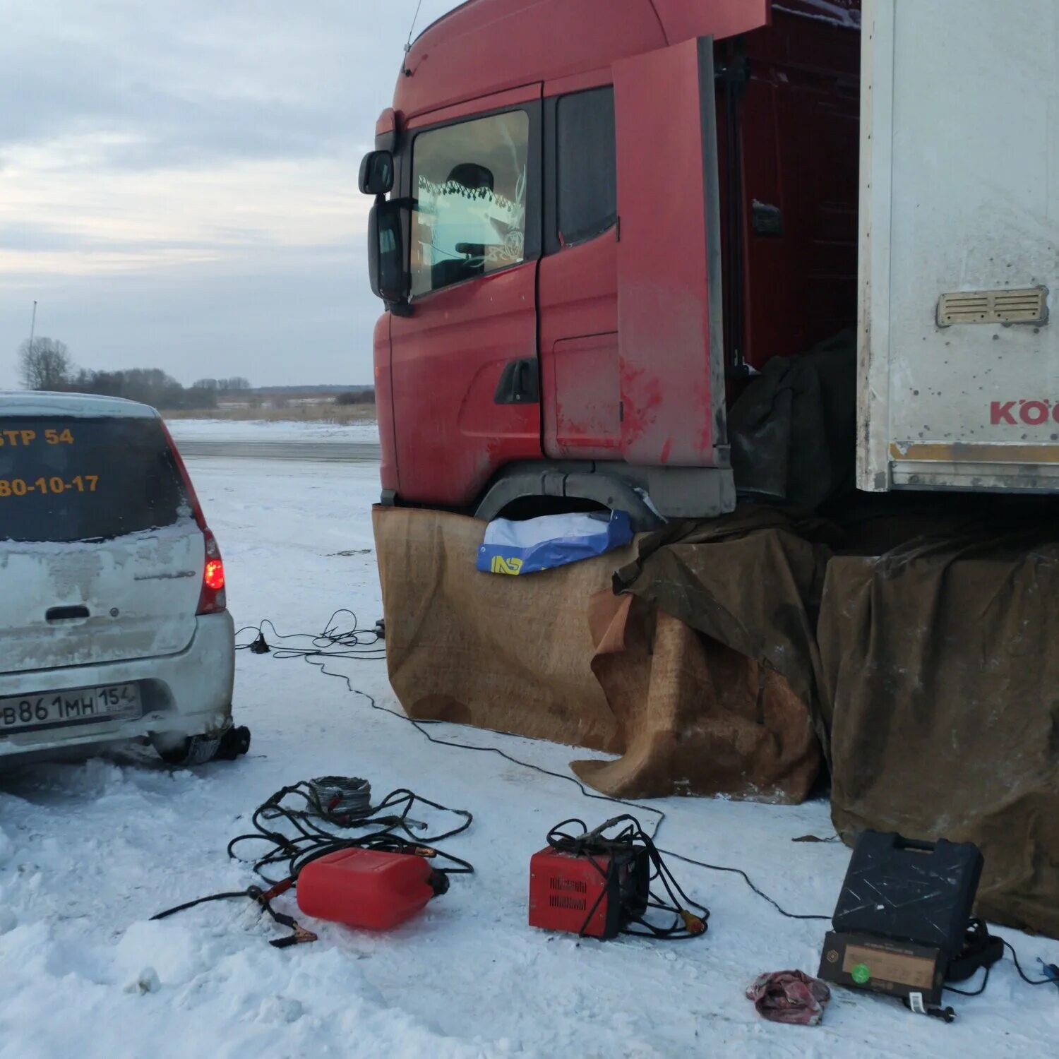 прикурить грузовой автомобиль. отогрев фуры зимой. отогрев автоспецтехники. отогрев грузовиков. отогрев грузовика тепловой пушкой.