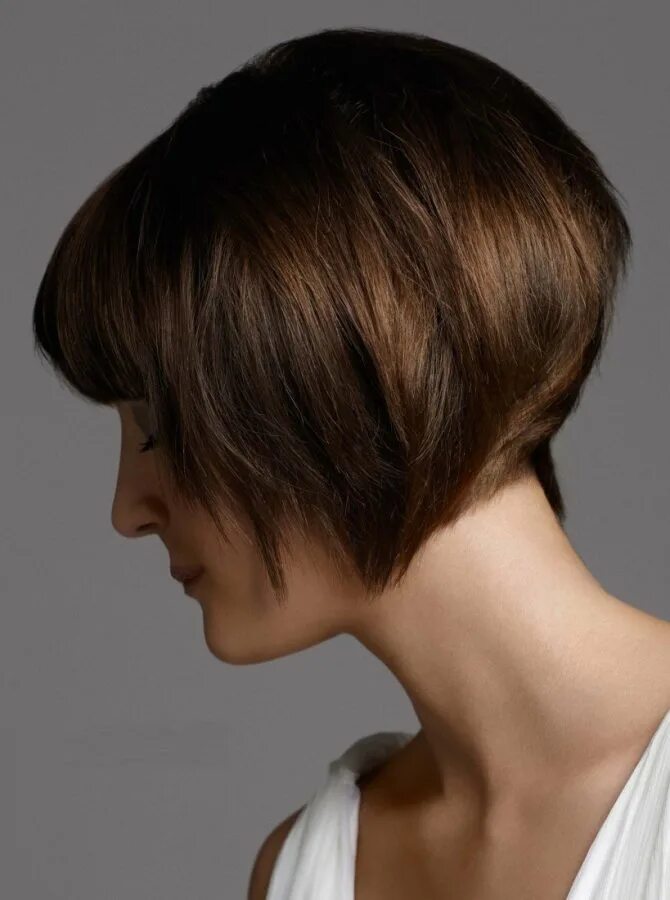 стрижка боб-каре на ножке на короткие волосы. каре на ножке боб каре. стрижка пикси с боку и затылка.