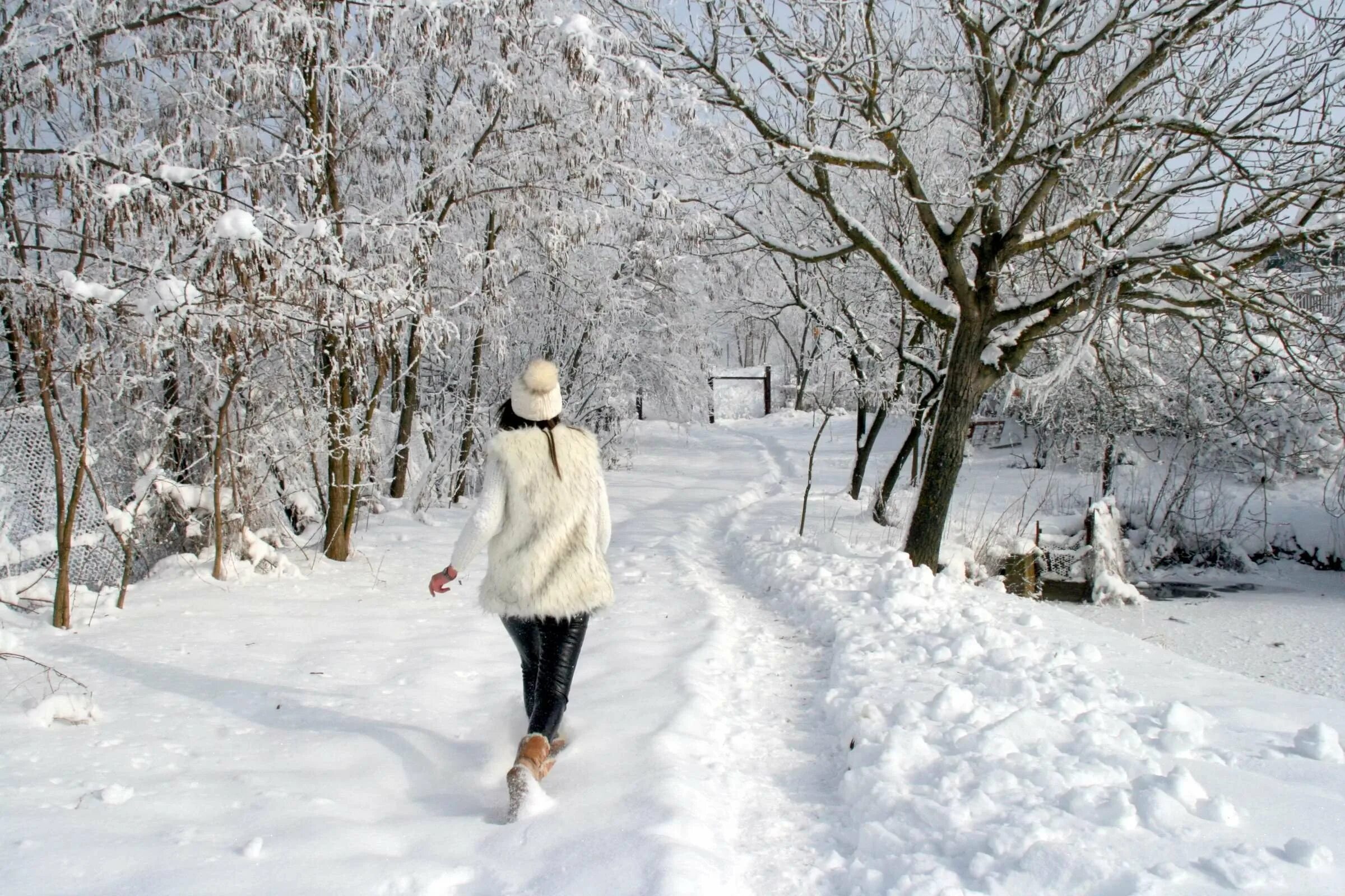 Женщина зимой со спины. Прогулка в Снежном парке. Красивая женщина в зимнем парке. Девушка в Снежном парке. На улице снег на душе