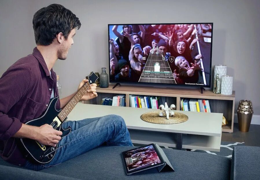 Guitar Hero. Играет в приставку. Человек играет в приставку. Люди играющие в приставку. Https plays tv