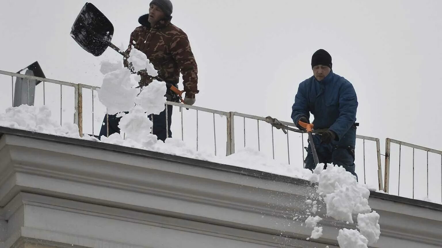 Уборка снега с крыш. Чистка снега с крыши. Снег на крыше. Приспособление для очистки кровель от снега.