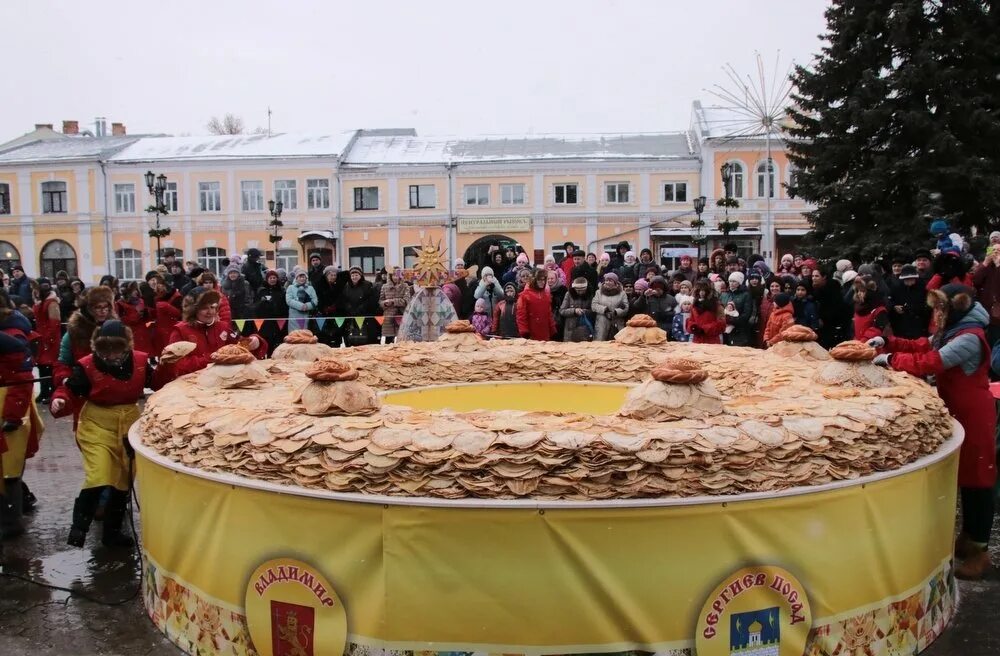 Где самая большая масленица. Огромный блин на Масленицу. Раздача блинов на Масленицу. Масленица в России. Самый большой блин в России.