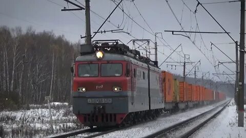 Электровоз с грузовым поездом приветливый машинист