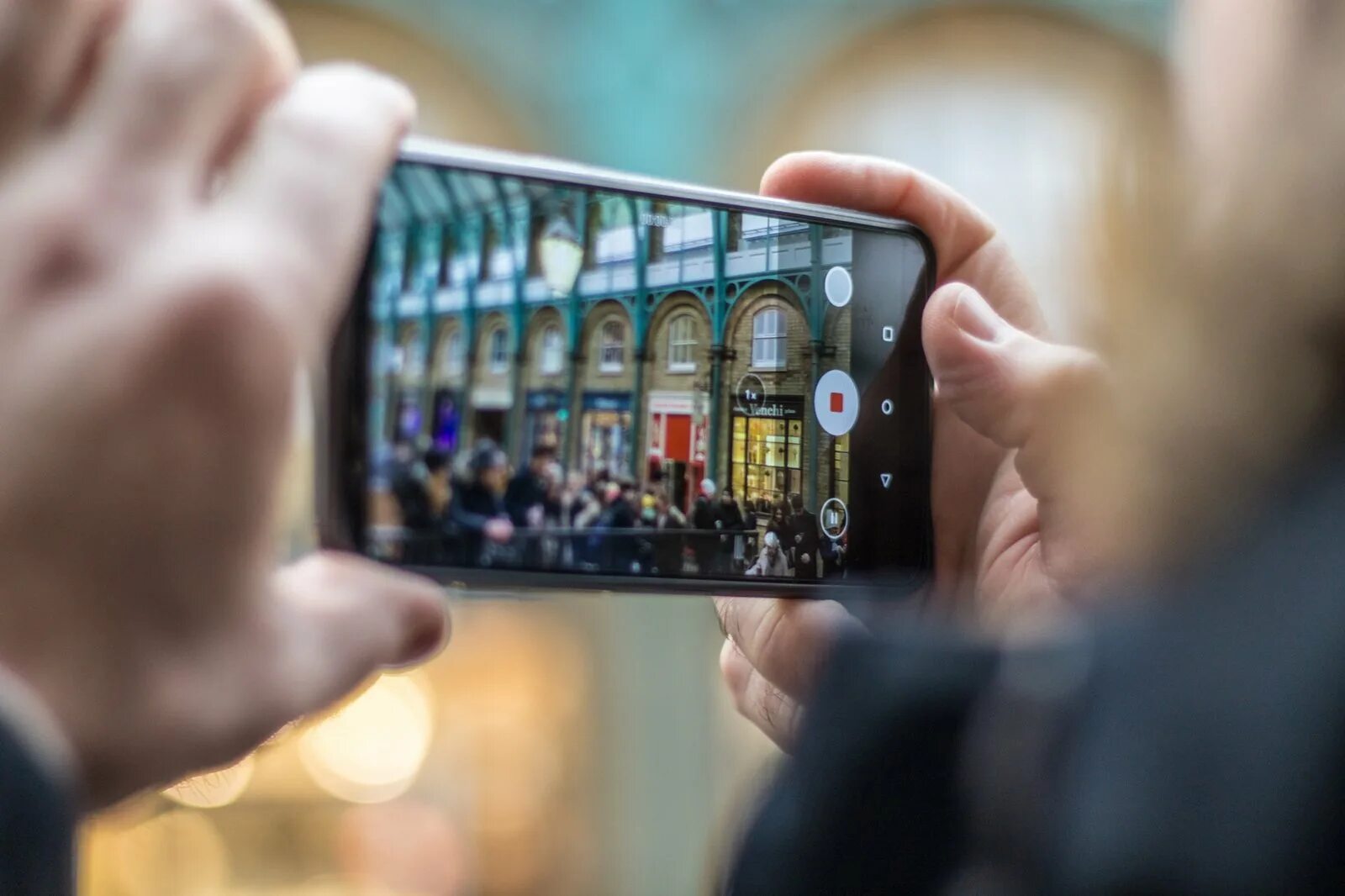 Человек фотографирует на телефон. Телефоны с хорошим качеством камеры. Phones cam. Самсунг с хорошей камерой и батареей. Смартфон.