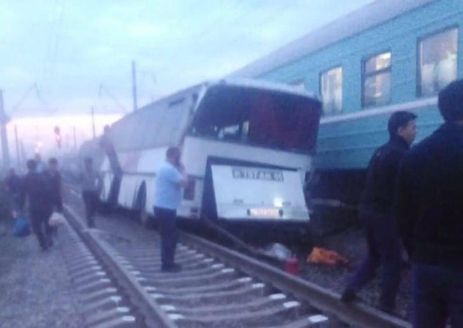 Уезжать ли в казахстан. В Казахстане поезд протаранил автобус. Поезд сбил автобус Казахстан. Поезд врезался в автобус. Поезд столкнулся с автобусом.