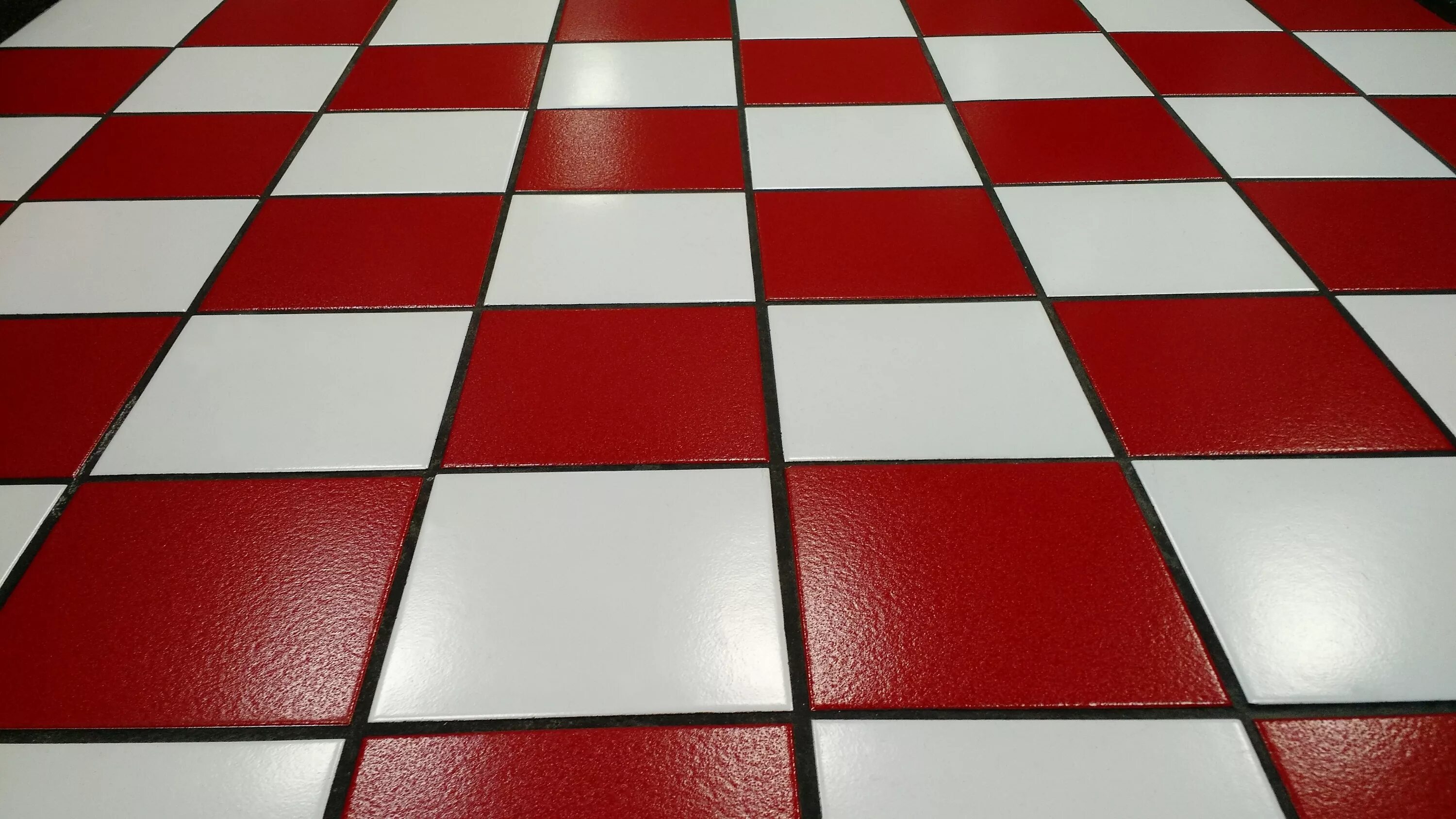 Глянцевые формы. Красно белая плитка. Красно белая напольная плитка. Плитка в шахматном порядке. Плитка квадратная.