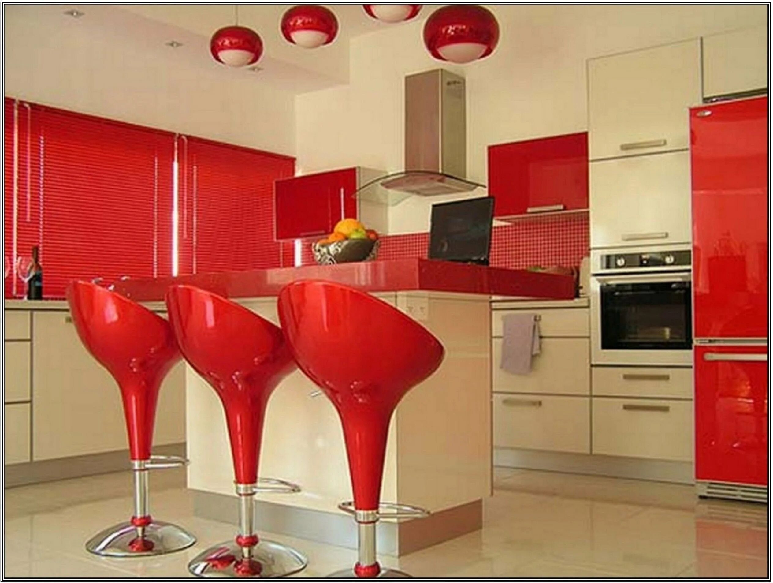 Красный сменить. Красная кухня сочетание цветов. Кухня в красно бежевом цвете. Сочетание бежевого и красного в интерьере кухни. Интерьер кухни красного бежевого цвета.