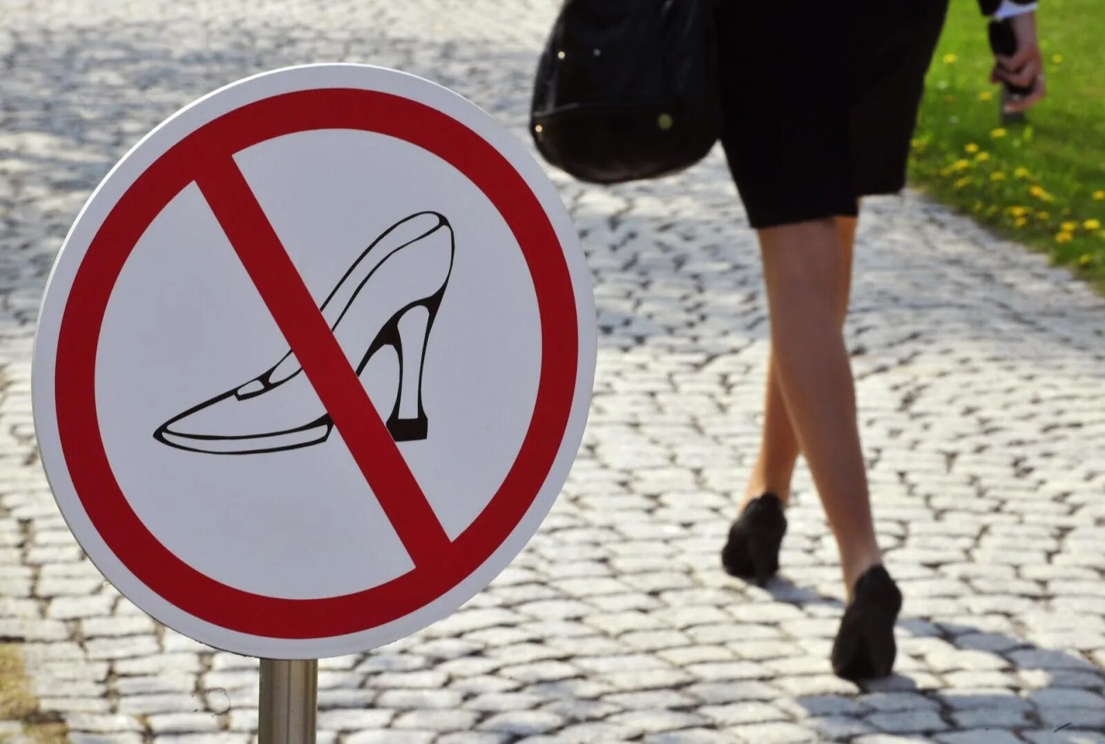 Смешные запрещающие знаки. Нарушение запрета. Перечеркнутый каблук. Знак запрещено на каблуках. Запрет образования женщинам