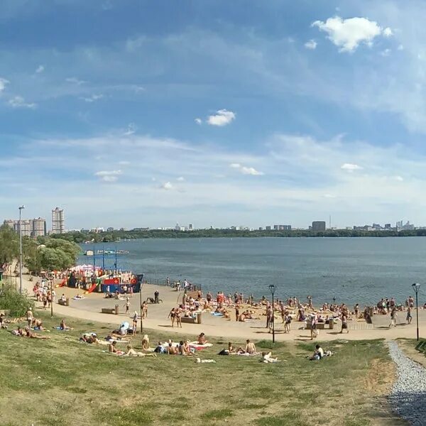 Строгино затон пляж. Строгино затон пляж. Строгино затон пляж. Строгинская пойма строгино пляж. Пляж строгино москва.
