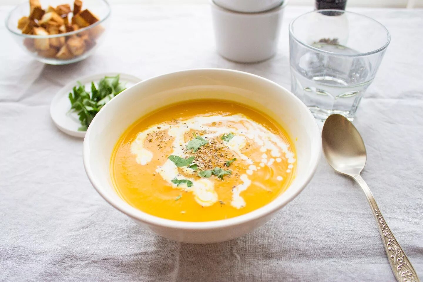 Тыквенный крем суп. Крем суп из тыквы. Фото тыквенного супа пюре со сливками. Крем суп с тыквой. Тыквенный куриный суп
